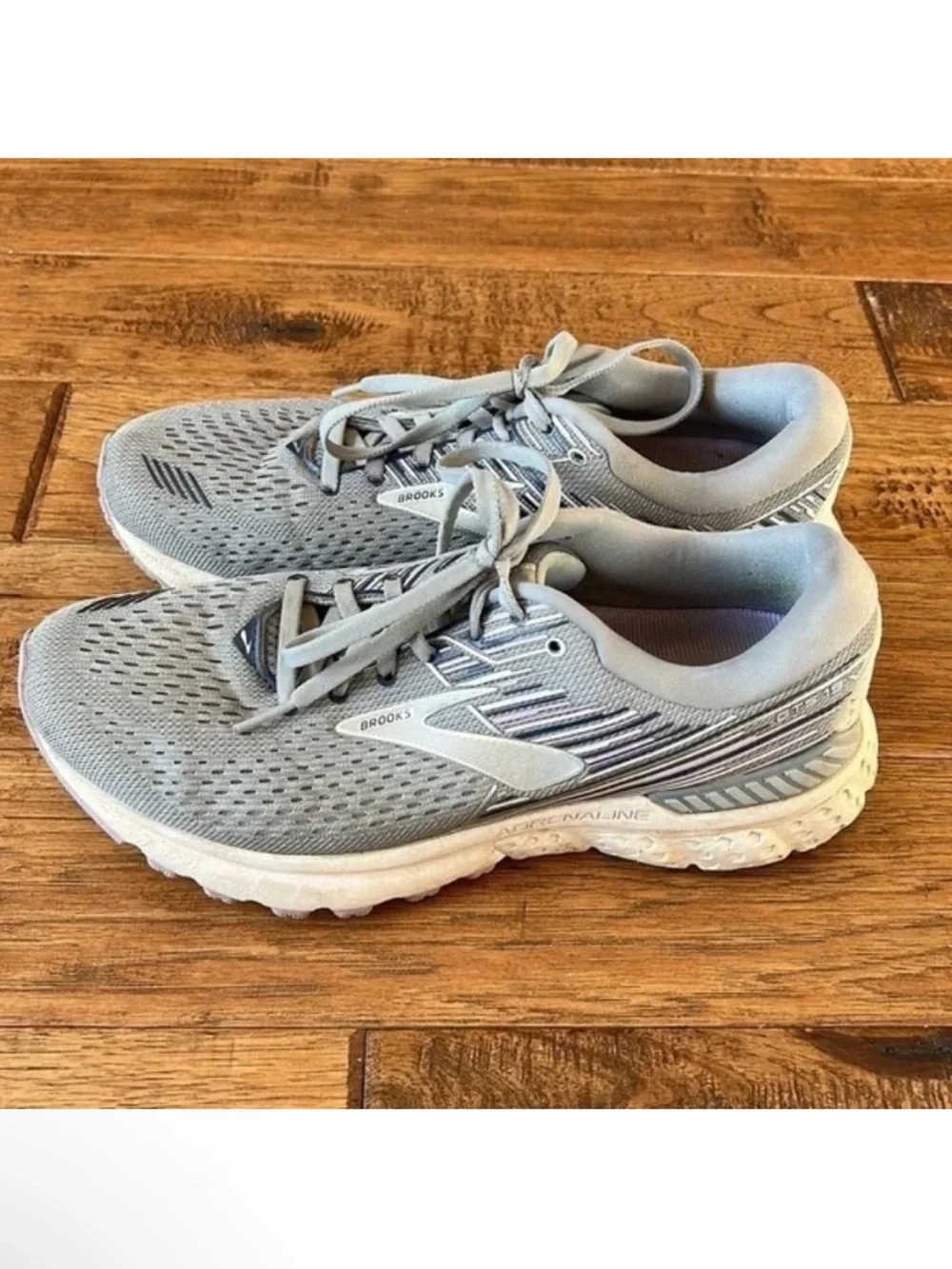 Brooks Adrenaline GTS 19 Road Running Shoes Gray White Womens Size 9.5